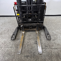 Caterpillar Portman Standing Forklift image 3